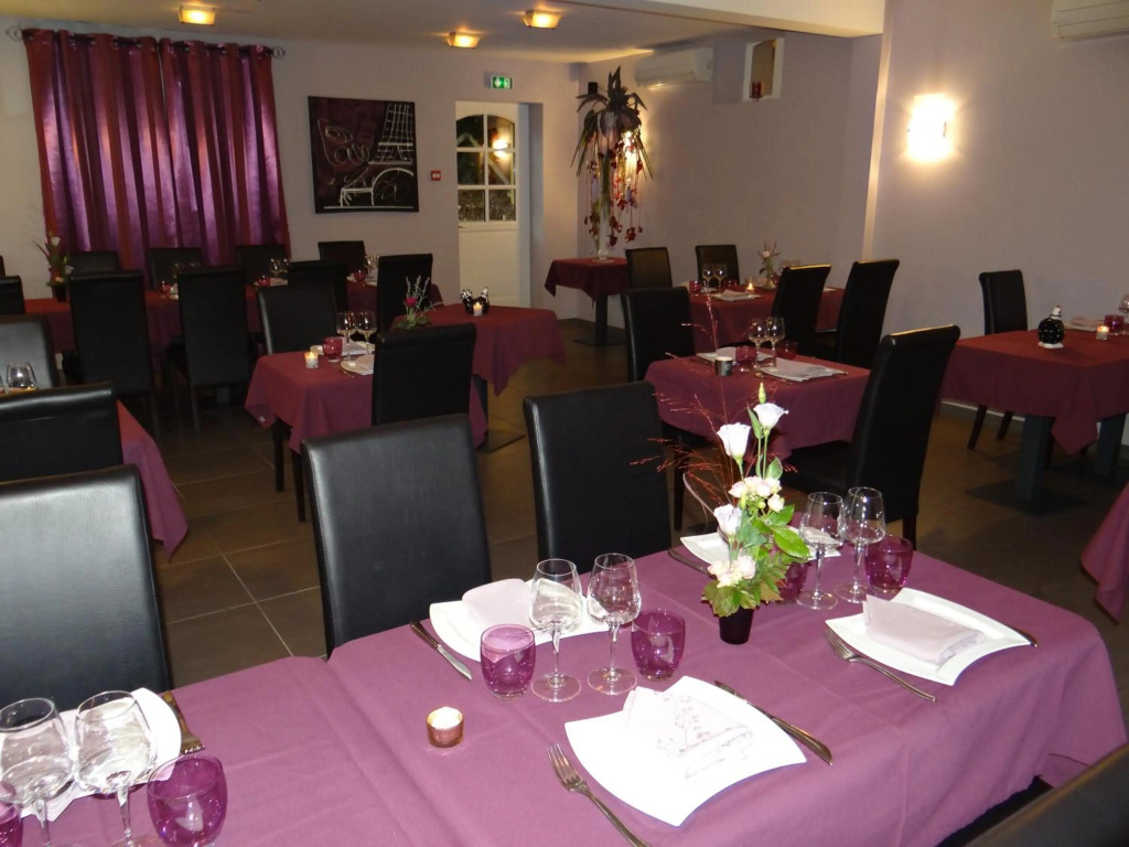 LOGIS-Hôtel Restaurant Auberge Les Vallées Du Perche
