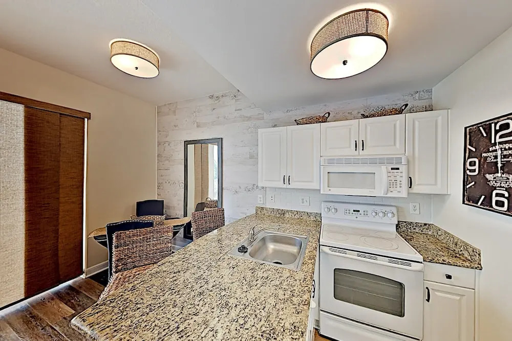 Updated Bayside Getaway: Pool, Hot Tub, Near Beach 1 Bedroom Condo