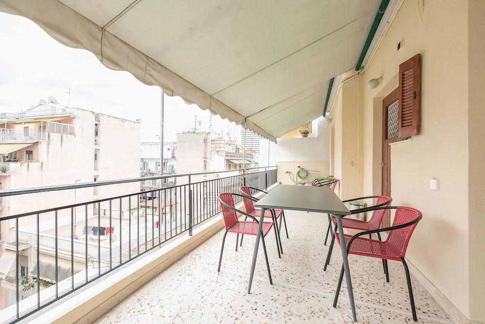 Bright 2 Bed Apartment by Cloudkeys
