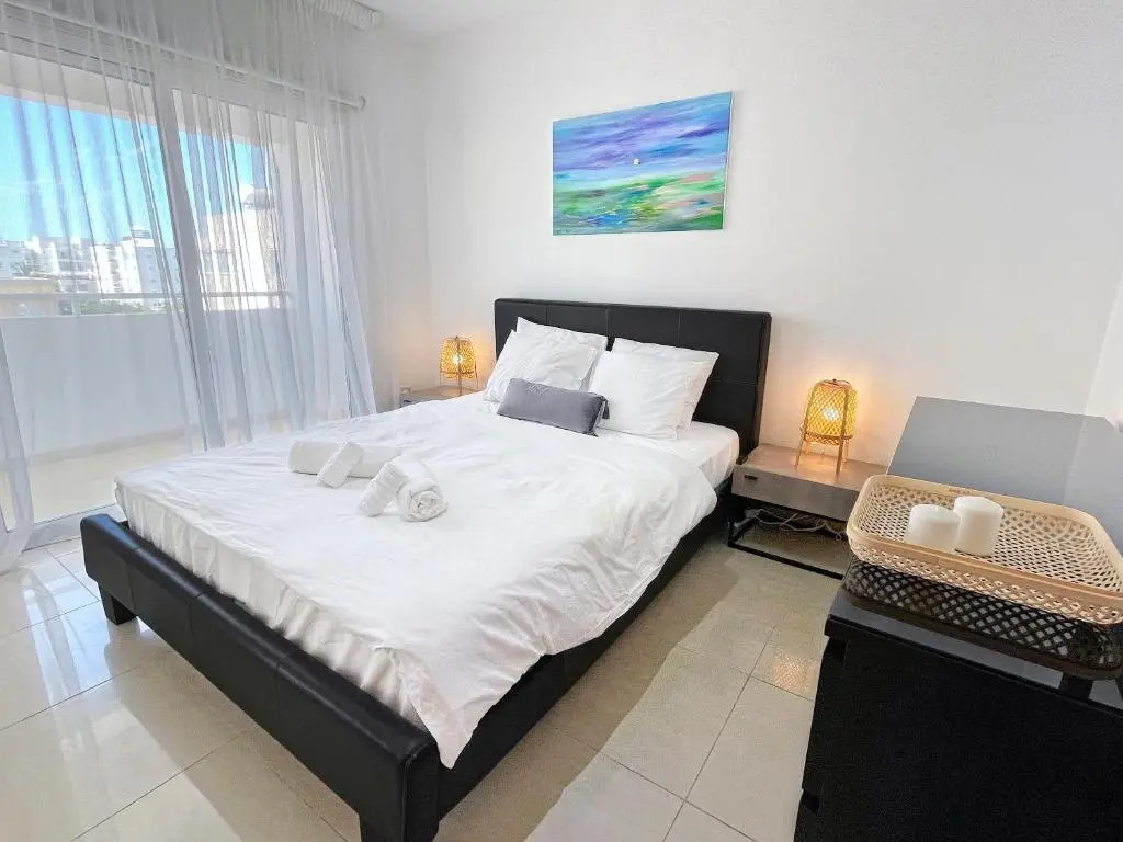 2BR SEAVIEW Apt in prime location 1 min from sea