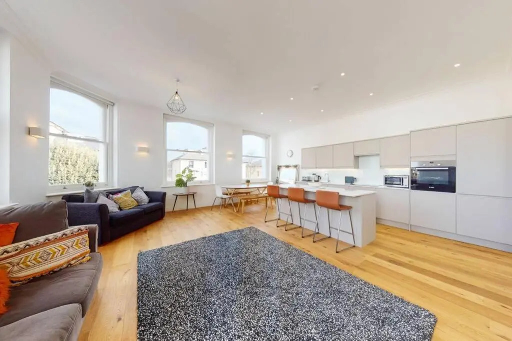 Superb 2 Bed Flat Camden 5 min walktube Station