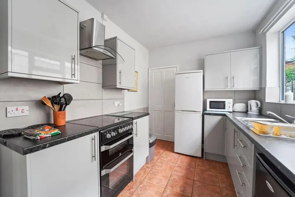 Beautiful 4 Bed House - Great Central Location - Wolverhampton