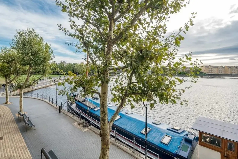 Bright 2 Bed 2 Bath apt Near Canary Wharf