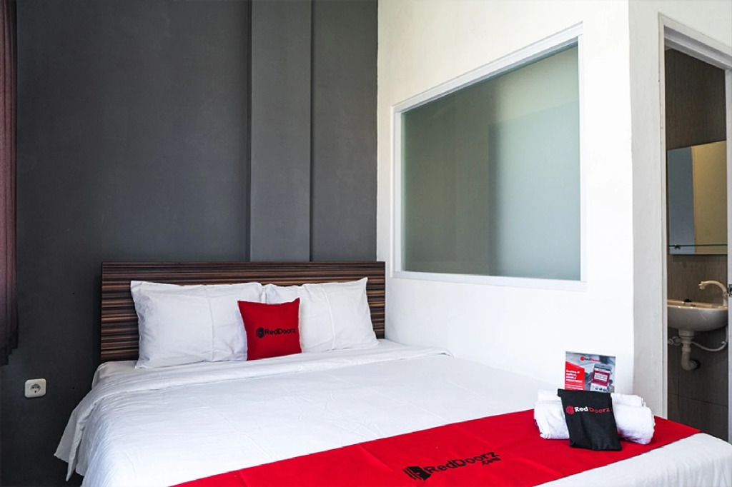 RedDoorz near Seasons City Mall