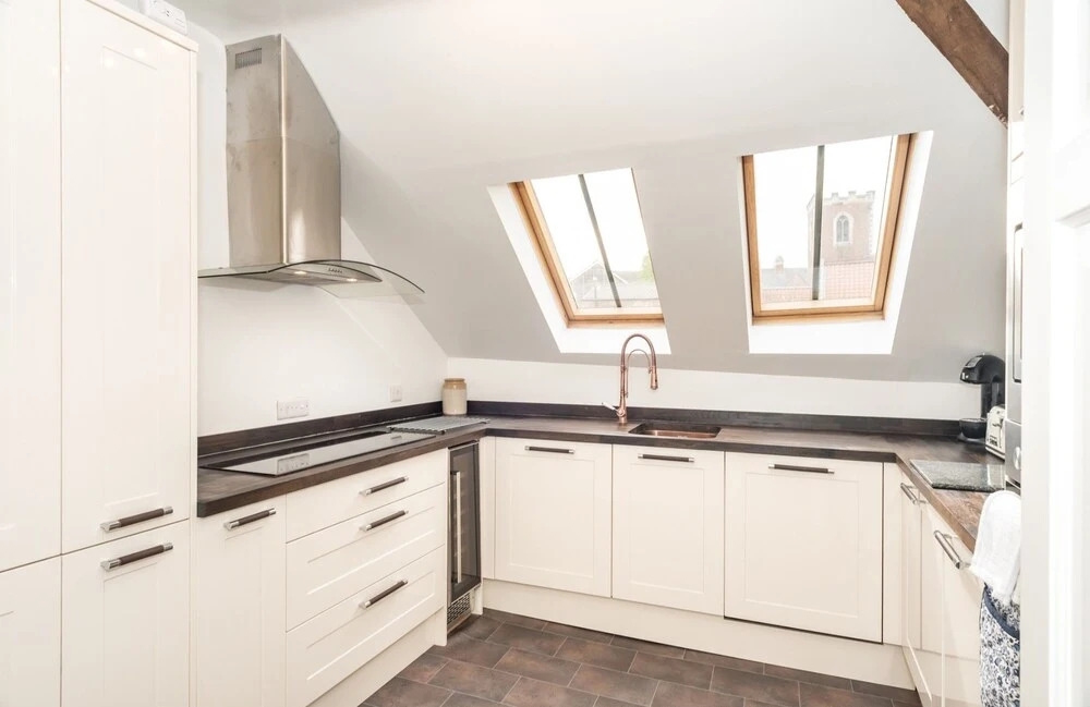 Traditional, Stunning and Spacious 2BR Apt for 4