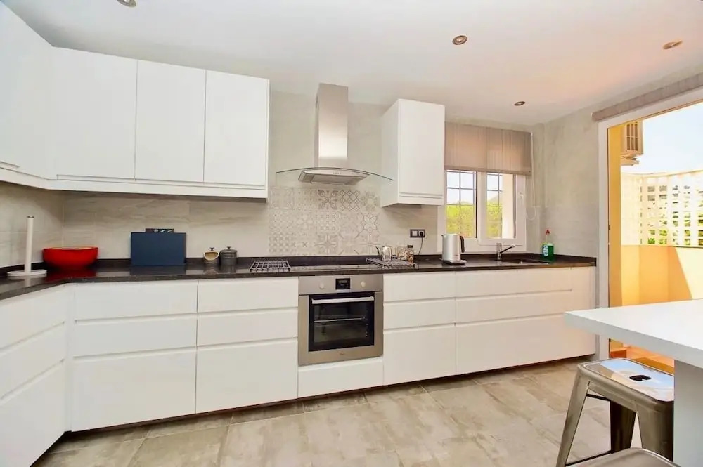 3 Bed House - Sleeps 6 - Pool - Garden - Parking