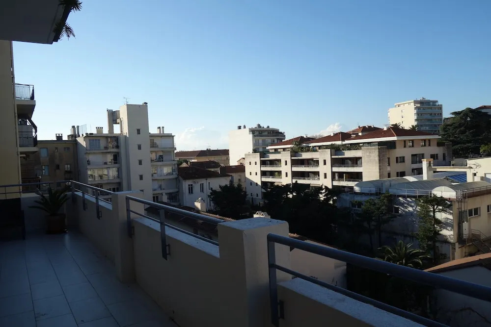 Welcome to Cannes - Azirys