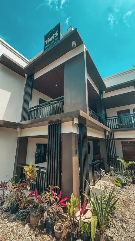 Tiwis Travellers Inn - Solar Powered, Starlink, Scooter Rental, Palawan Tours