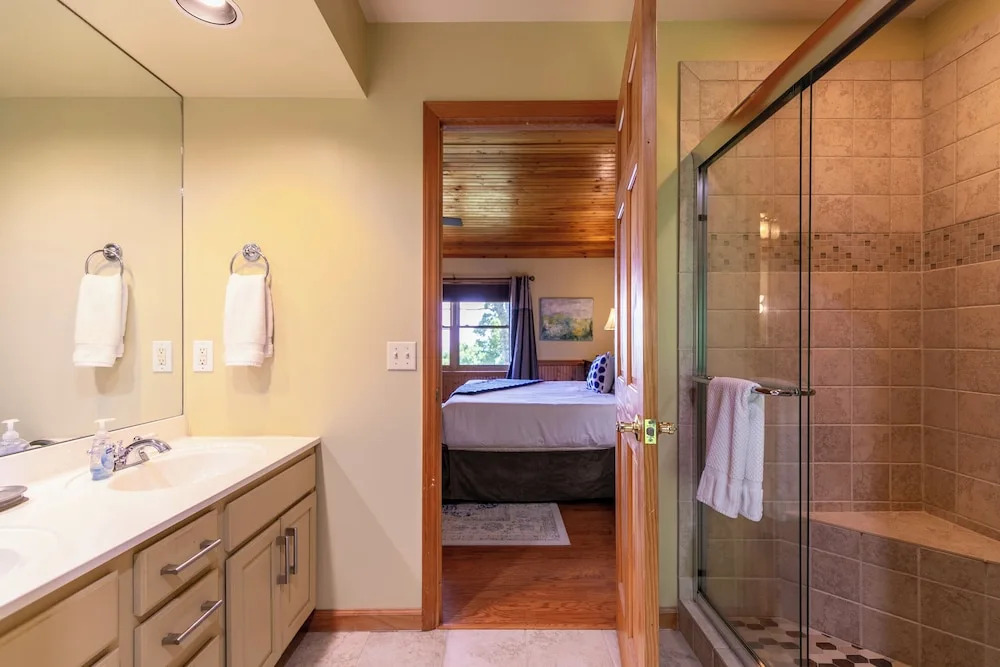 Chipmunk View Lodge - Amazing Views, hot Tub, and Manmade Waterfall
