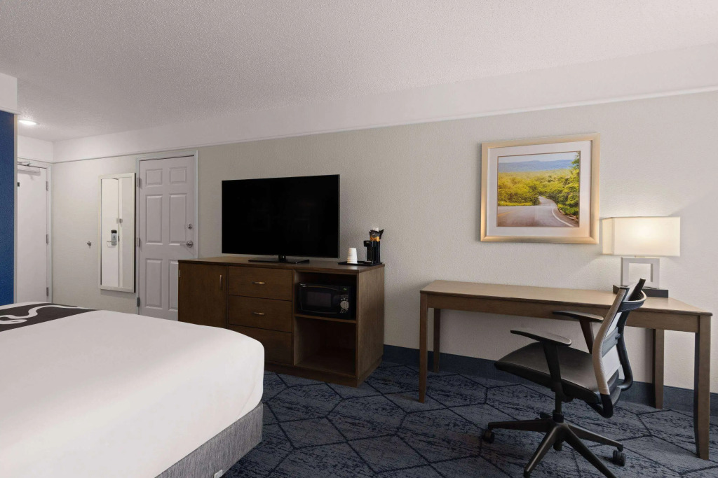 La Quinta Inn and Suites by Wyndham at WaTiki Waterpark