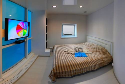 Hotel v Mayake