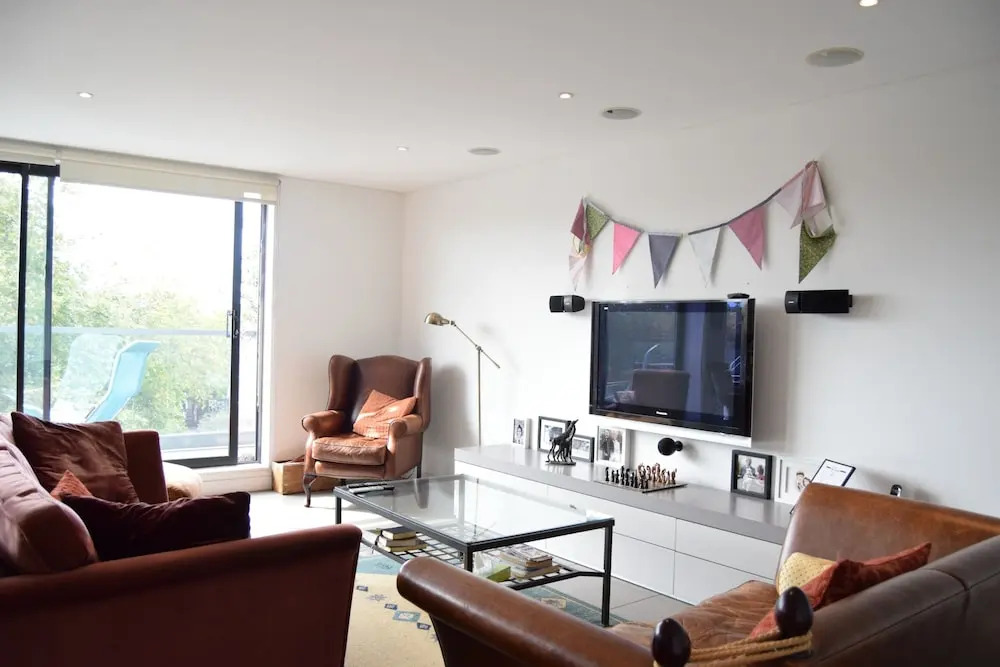 2 Bedroom Kennington Apartment With Balcony
