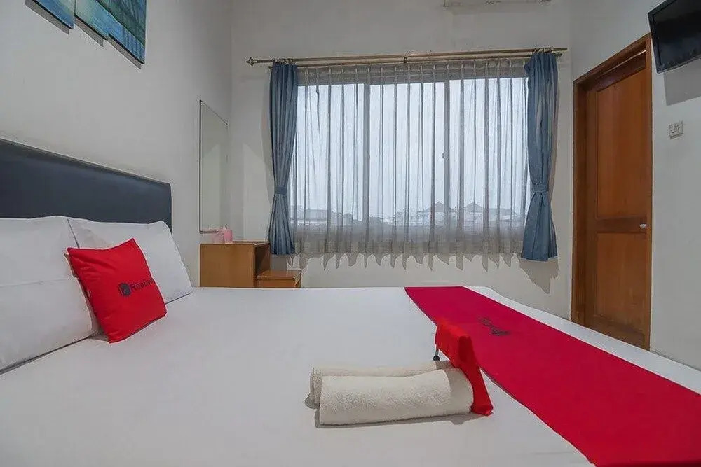 RedDoorz near Setrasari Mall