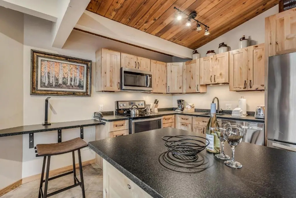 Laurelwood Condominiums Studio Premier Unit 309