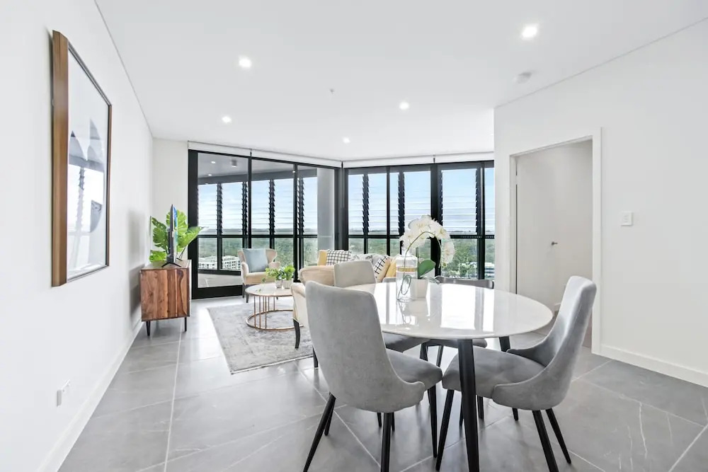 HomeHotel Extreme Luxury Apt next to Mall & Train