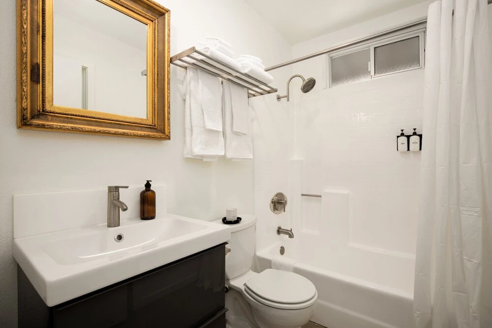 Smoketree by Avantstay An Oasis w/ Two Kitchens, Pool, Hot Tub & Air Streamer!