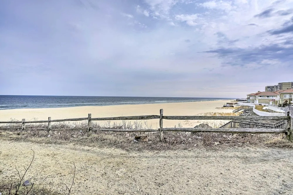 Long Branch Apartment: 1 Mi to Beach, Pier Village