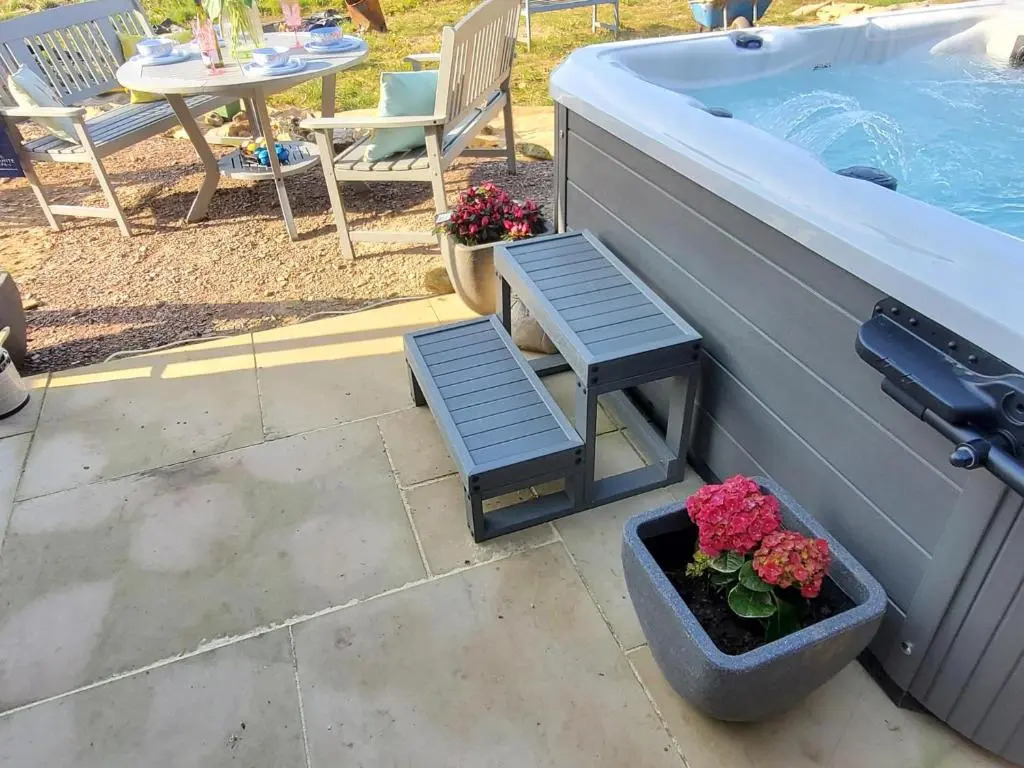 2-Bed Cottage Sleeps 4 with Hot Tub