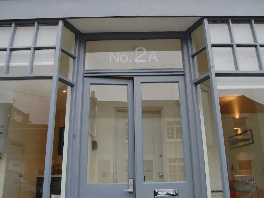 Cosy one bedroom apartments with free evening parking