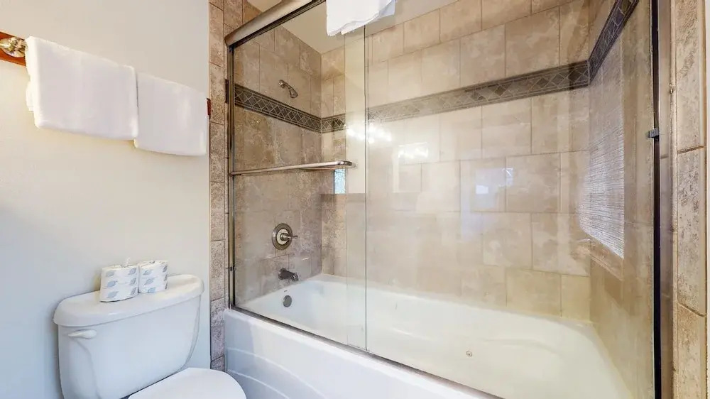 Grayfox 2 Pet-Friendly, 5-Star with Private Hot Tub, 2 Car Garage and Prime Location by RedAwning