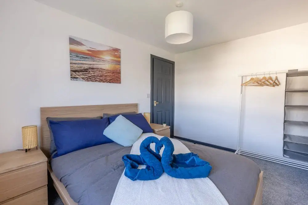 Modern 3 Bed House-free Parking
