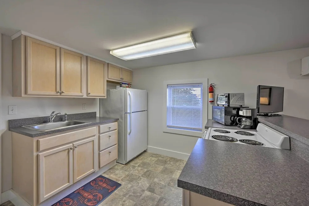 Quaint DT Greenport Apt - 2 Mi to Shelter Island!