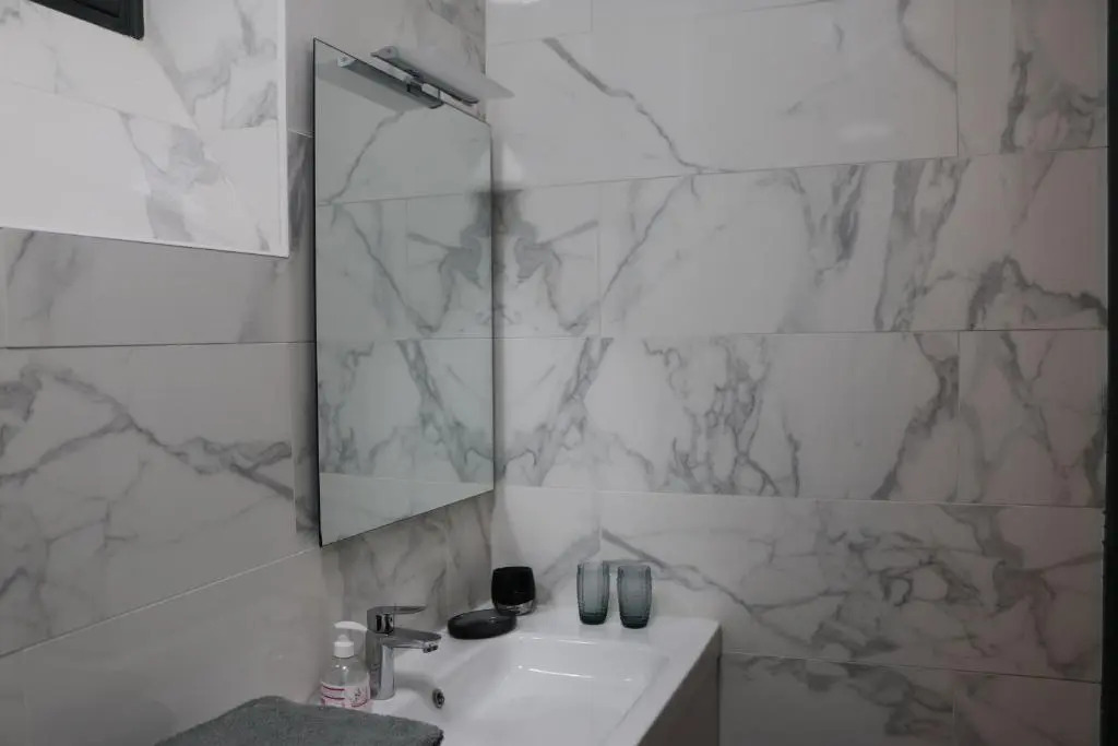 Large & Bright Apartment, Central Paris, Montmartre-Opéra, Picturesque Rue des Martyrs