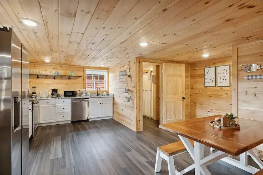Majestic Valley Retreat 2 Bedroom Cabin by RedAwning