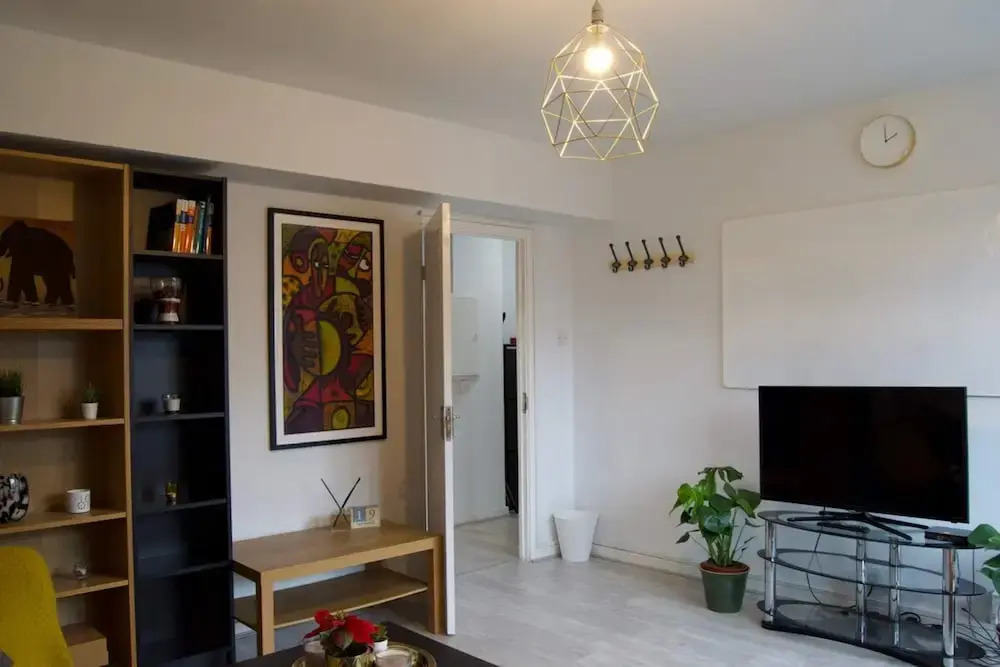 Modern 1 Bedroom in Shadwell With Balcony
