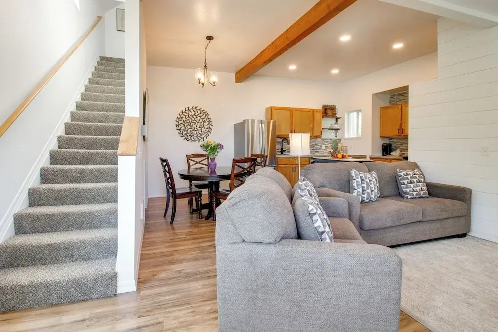 1 Mi to Dtwn Coos Bay: Sleek Apt w/ Deck & Views!