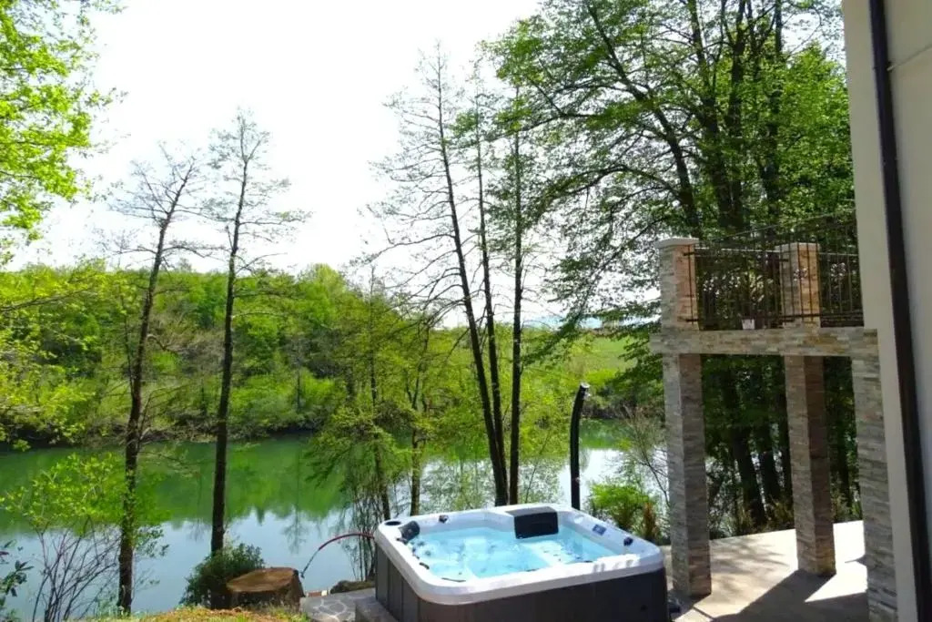 Kolpa Paradise Jacuzzi & Sauna - Happy Rentals