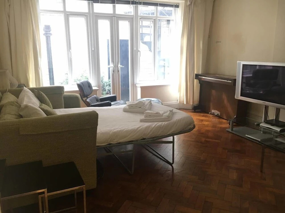 Airy 2 bed 2bath Flat Close to Oxford St!