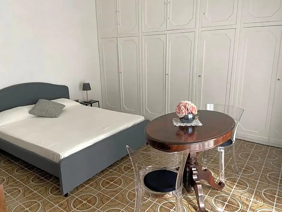 Rooms in San Domenico Maggiore 3