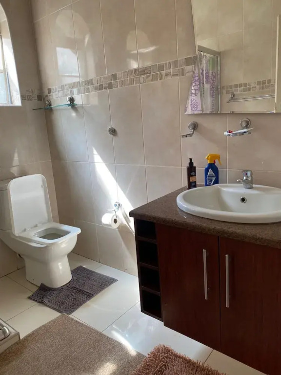 Luxurious 4 bed With Pool in Helensvale - 2255