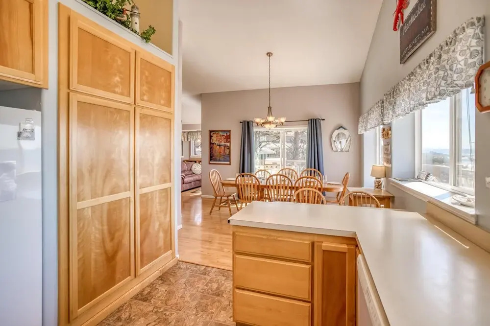 Oceanview Hot Tub and Cozy Bonus Room - Charming Coastal Retreat