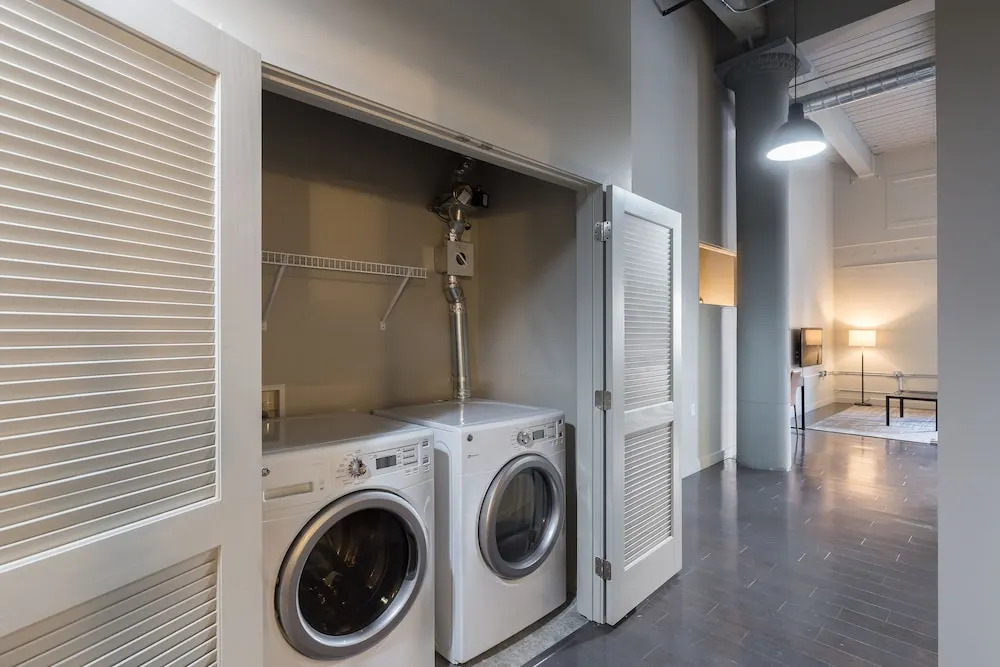 Swofford - Spacious DT Apts with Free Parking by Zencity