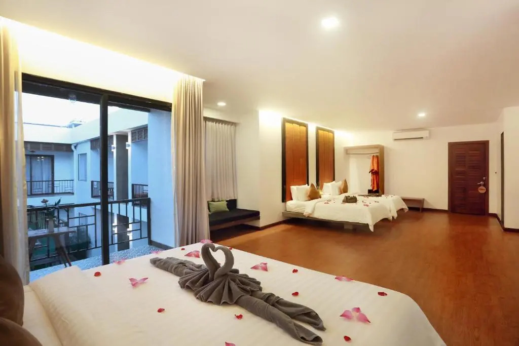Central Corner Suite