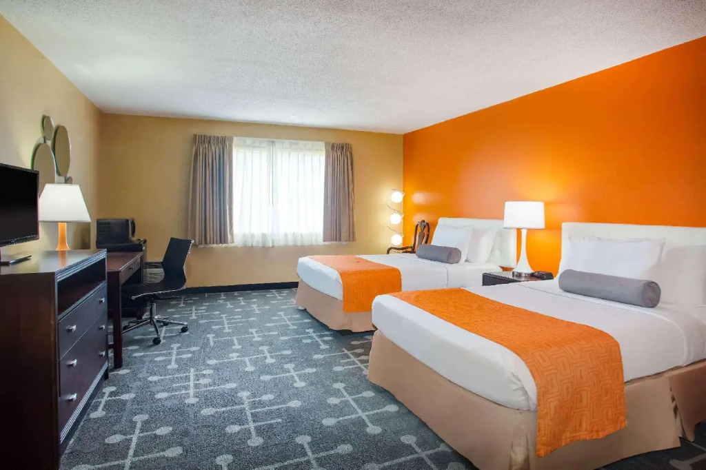 Howard Johnson by Wyndham College Park
