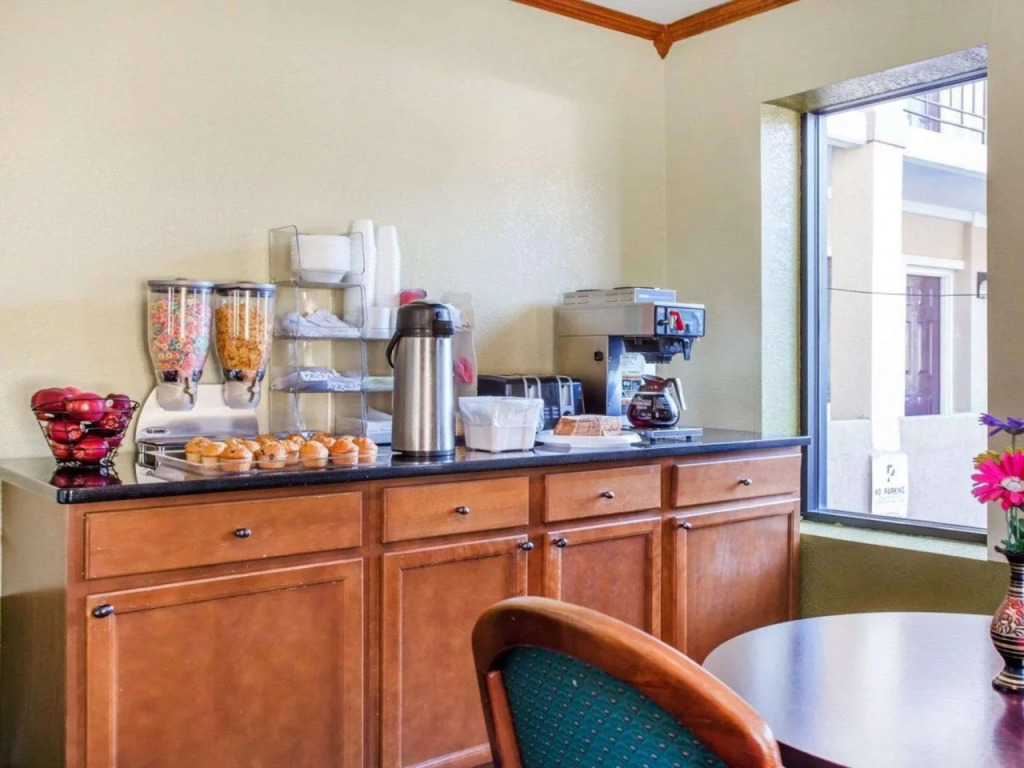 Rodeway Inn & Suites Fort Jackson