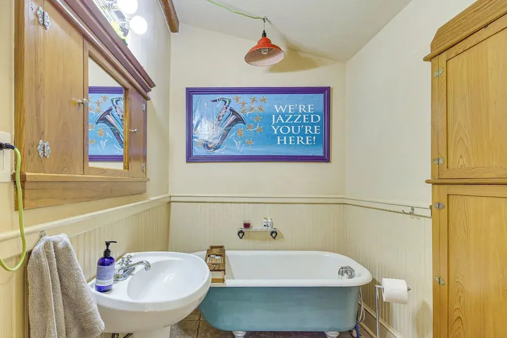 Eclectic Mandeville Home: Walk to Lakefront Park