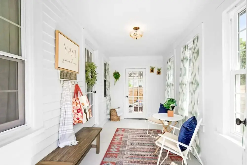 Newly Renovated Whimsical Cottage 2 Beds Hot Tub
