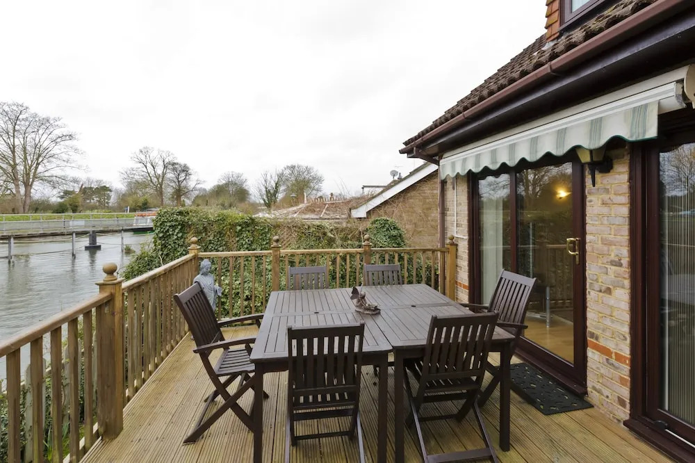 Luxury Riverside Home, Near Windsor Castle. Legoland & London Within 20 Minutes