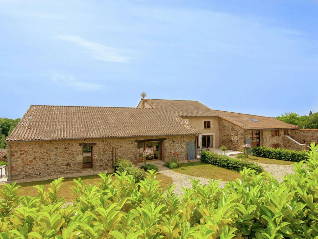Beautiful domain with two heated swimming pools near a beautiful golf course