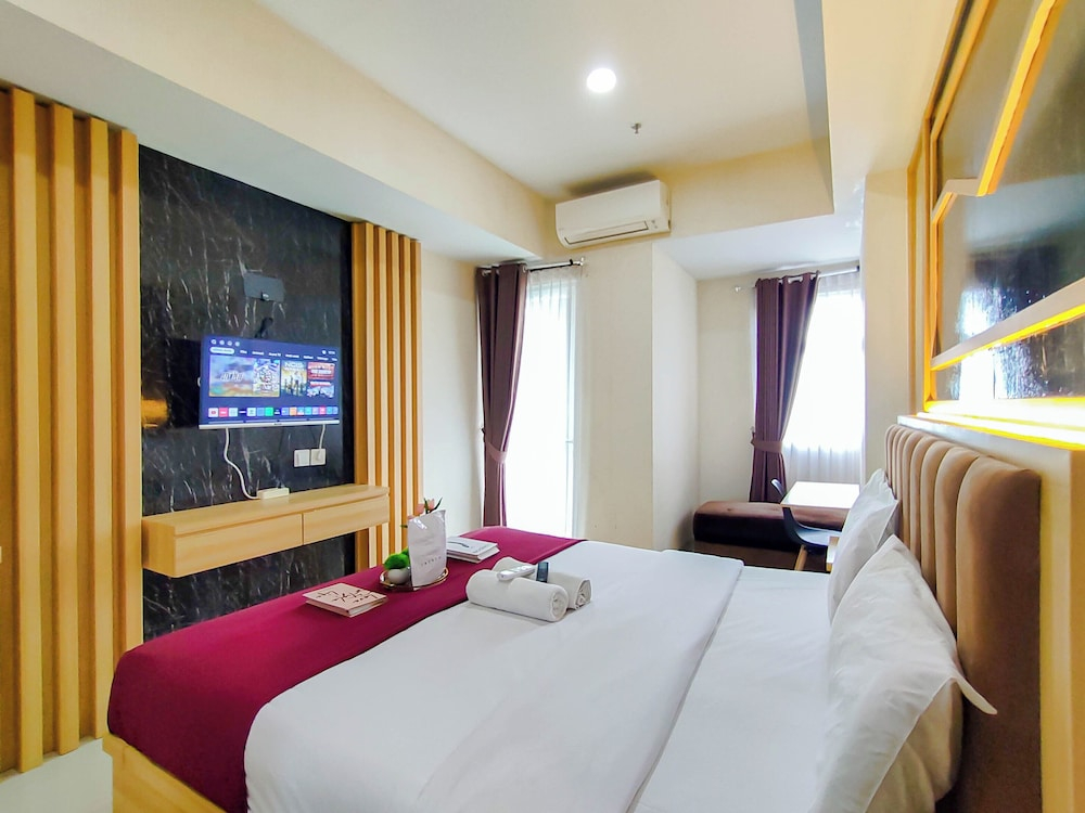 Wood Accents Studio At Grand Dharmahusada Lagoon Apartment
