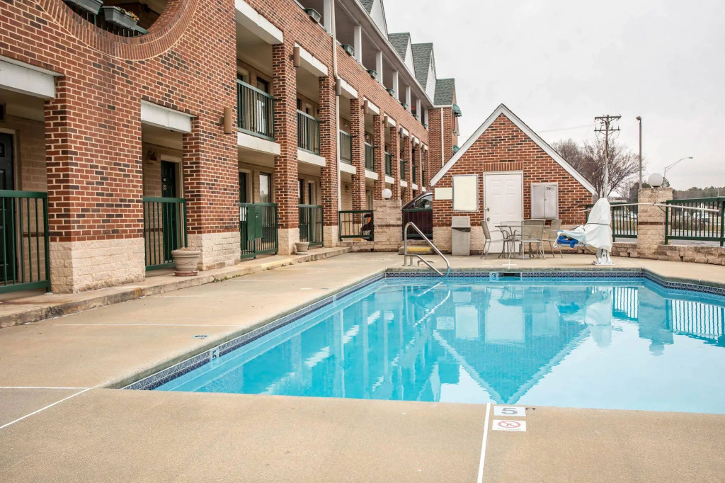 Red Roof Inn & Suites Cornelius - Lake Norman