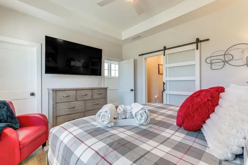 5 Mi to Intl Soccer Play: ATL Townhome w/ Balcony