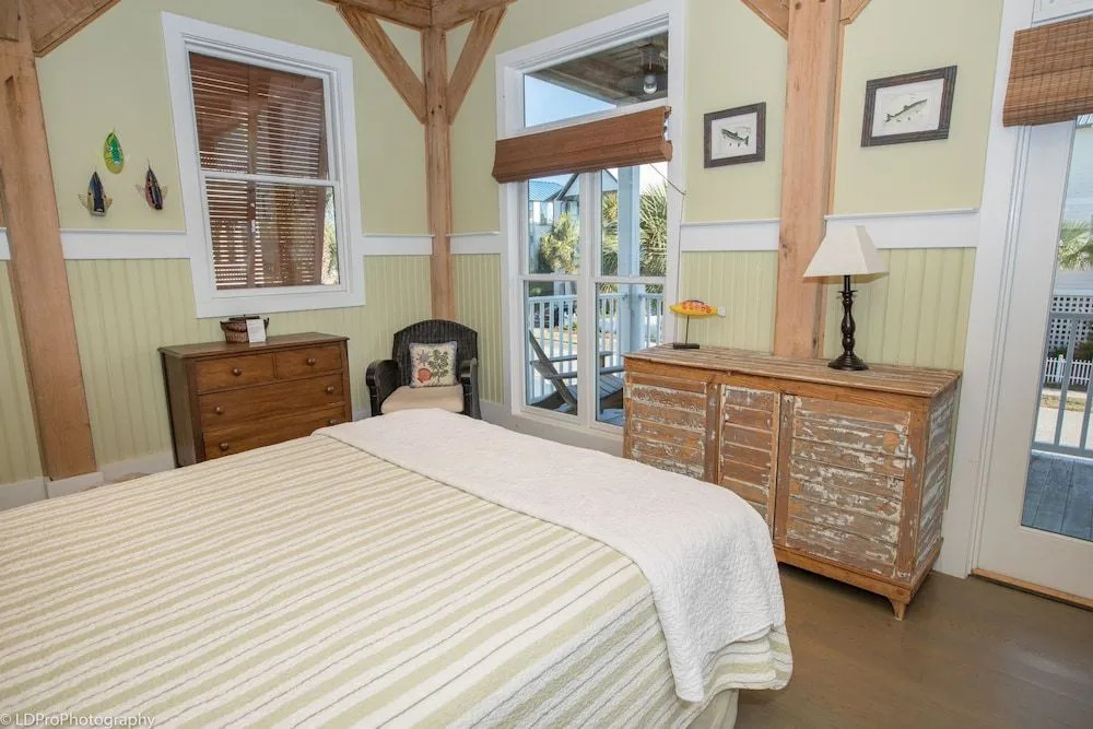 Sugar Shack 4 Bedroom Home by RedAwning