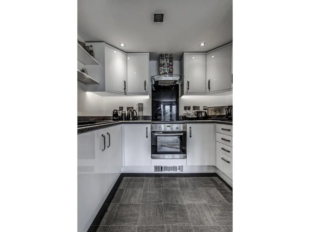 Clean, Bright 2BR Manchester Flat for 4