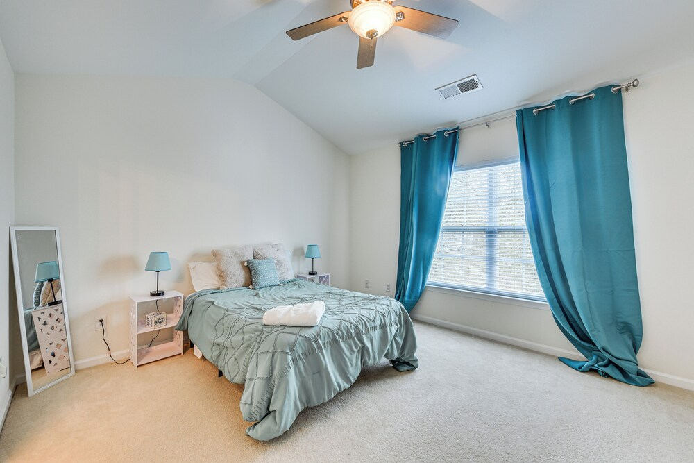 Dog-friendly Townhome w/ Patio in Charlotte Area!