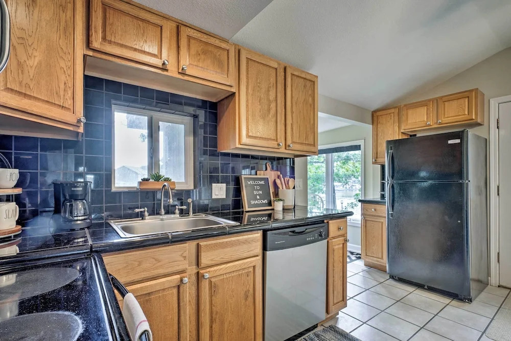 Family Fun! Lakeside Gem + Dock in Sunrise Beach